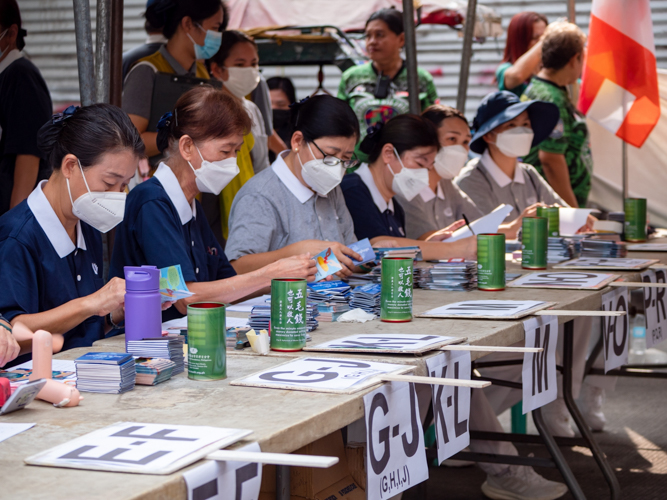 Volunteers prepare lists and Tzu Chi flyers to distribute to beneficiaries. 【Photo by Daniel Lazar】