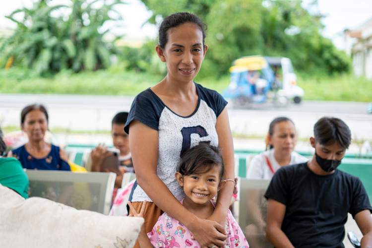 Norvelyn Rivas holds on to her daughter Yeshaa Brianna Puda, who was diagnosed with an inguinal hernia. As soon as Rivas learned Tzu Chi was organizing a medical mission in Palo, Leyte, she jumped at the chance to enlist Yeshaa Brianna. “Tzu Chi helped my mother during Typhoon Yolanda,” says Rivas.