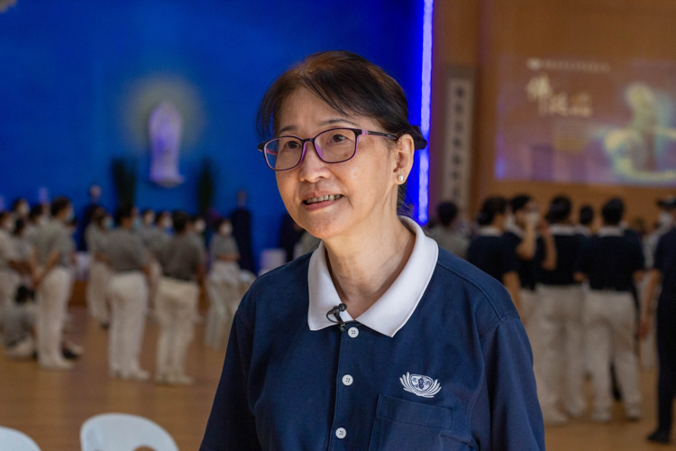 Volunteers who lent their crystal Buddhas for the ceremony entrusted their delicate pieces to Betty Manabat. 【Photo by Mavi Saldonido】