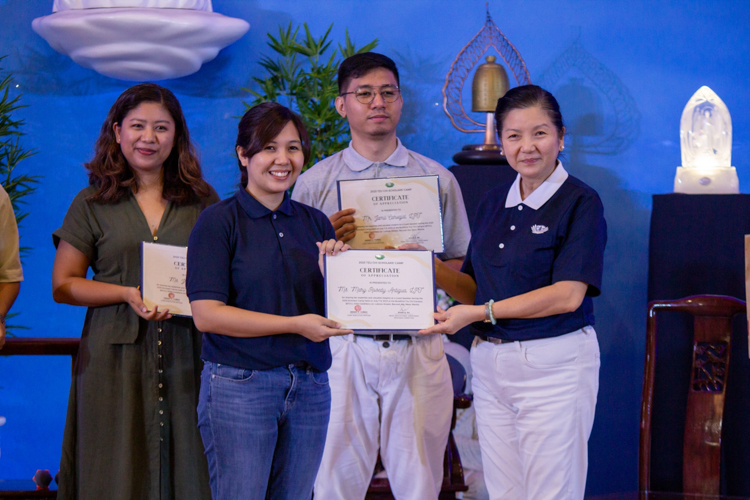 (From left) Tzu Chi alumni Jhoy Sarmiento, Mary Rosedy “Dhy” Detasyon Antigua, and Jamil Carvajal receive certificates of appreciation from Tzu Chi Education Committee volunteer Rosa So for their participation in a roundtable discussion during the 2023 Tzu Chi Scholars’ Camp. 【Photo by Marella Saldonido】