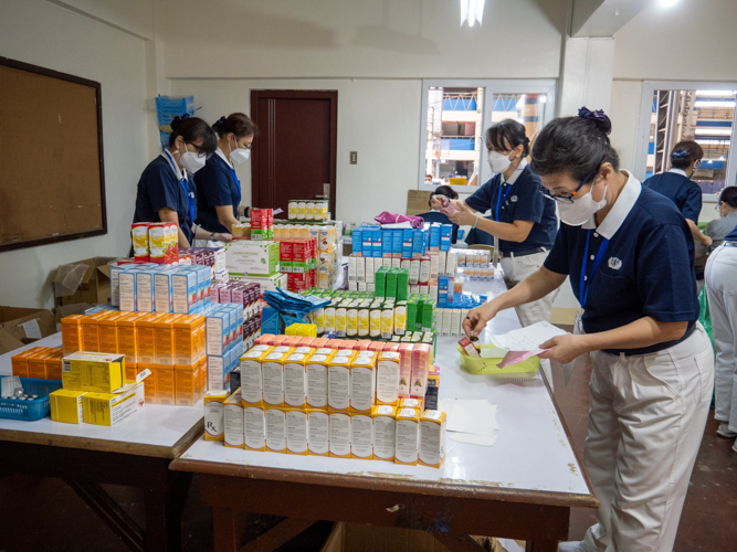 Tzu Chi volunteers set up a makeshift pharmacy in one of the rooms of Davao Chong Hua High School. 【Photo by Matt Serrano】
