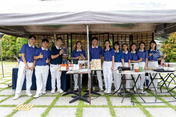 Tzu Chi Youth’s stall sold shaved ice and attracted guests with its games and products.