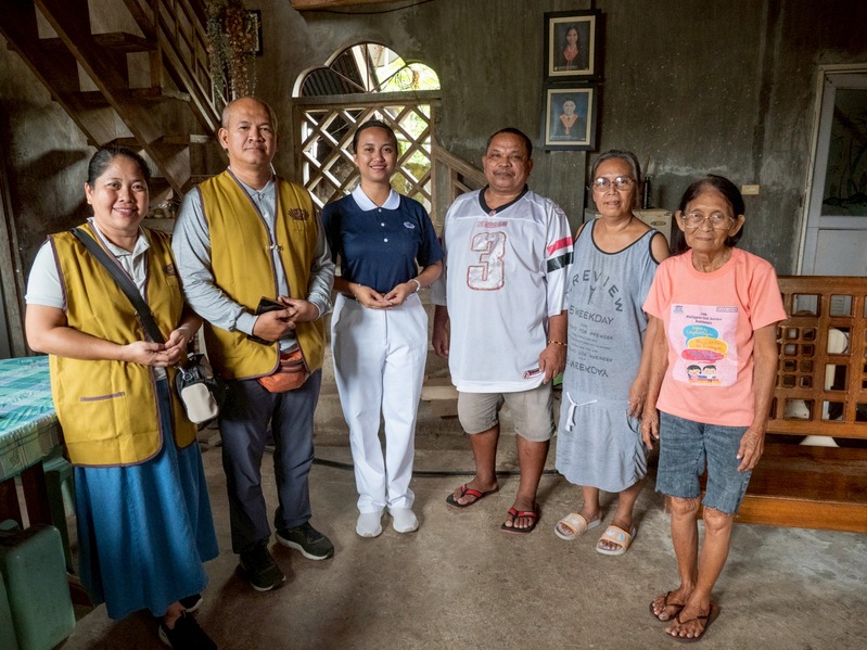 Danny Samonte (third from right), his wife Marynelle and her mother (second and first from right) are visited by Tzu Chi volunteers (from left) Jenifer and Jason Cardente and Lixiel Bayron Bacayo.