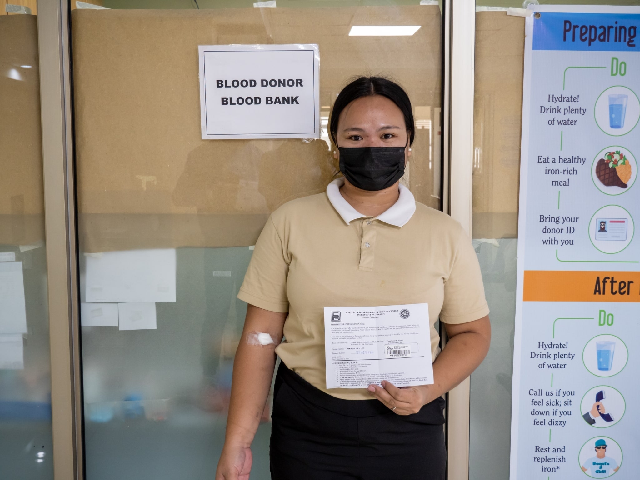Tzu Chi caregiver scholar Lerma Villocillo successfully donated blood for the wife of Andy Awel, a logistics staff at Tzu Chi’s Agno branch.【Photo by Marella Saldonido】