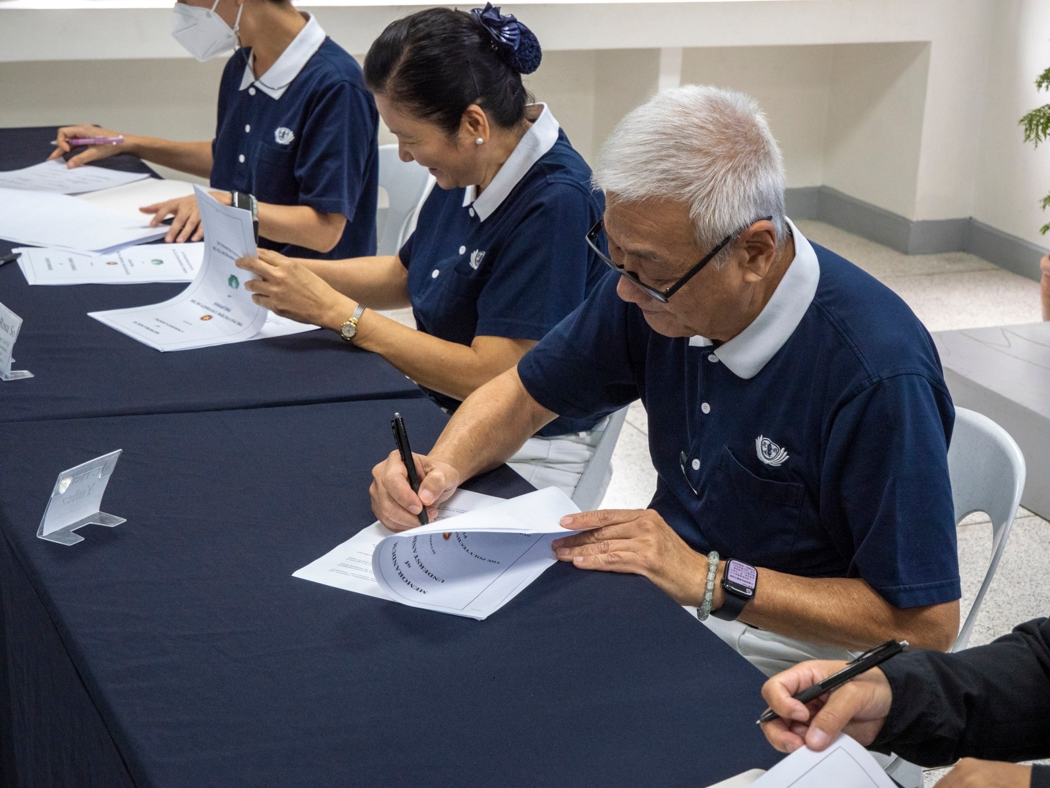 Tzu Chi Philippines CEO Henry Yuñez signs Memorandum of Understanding between Tzu Chi and the Polytechnic University of the Philippines. 【Photo by Harold Alzaga】