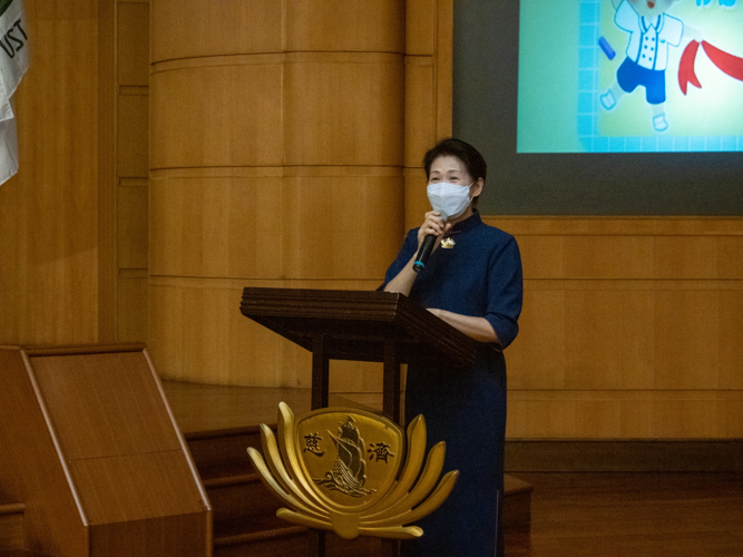 Tzu Chi Philippines Deputy CEO and OIC Woon Ng welcomes families and thanks them for their trust in and support of Tzu Chi’s foray into the mission of education. 【Photo by Jeaneal Dando】