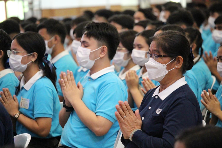 Scholars close their eyes and join their palms in prayer after receiving their angpao. 【Photo by Marella Saldonido】