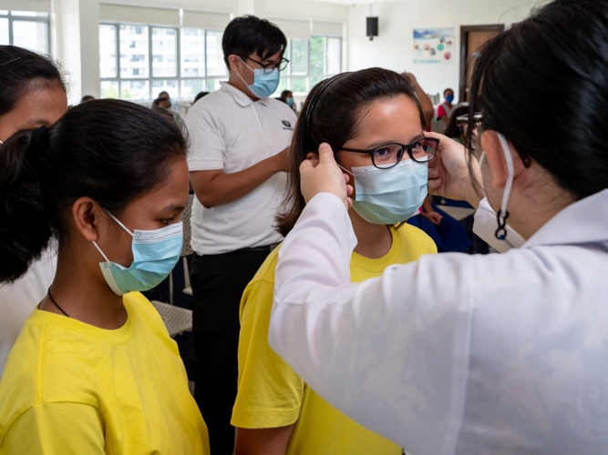 Students from Sisters of Mary Girlstown get their prescription eyeglasses at the Buddhist Tzu Chi Campus (BTCC). 【Photo by Daniel Lazar】