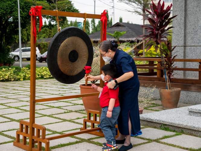 You’re never too young or old to make a wish and strike a gong. 【Photo by Daniel Lazar】