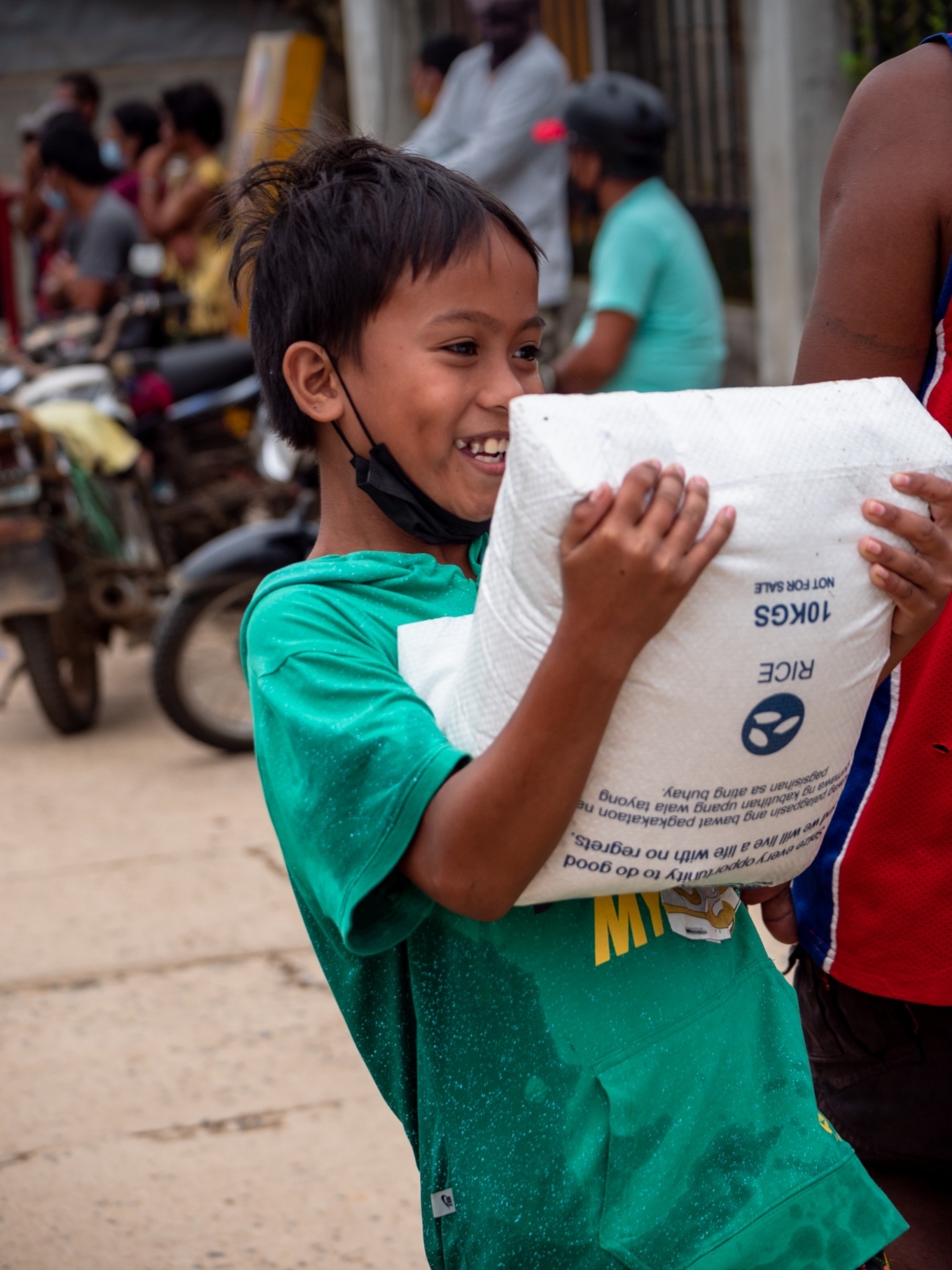 This boy doesn’t mind the weight of a 10kg sack of rice. Food has been scarce since Super Typhoon Odette (Rai) left many in Bohol homeless and without anything to eat or drink. 【Photo by Daniel Lazar】