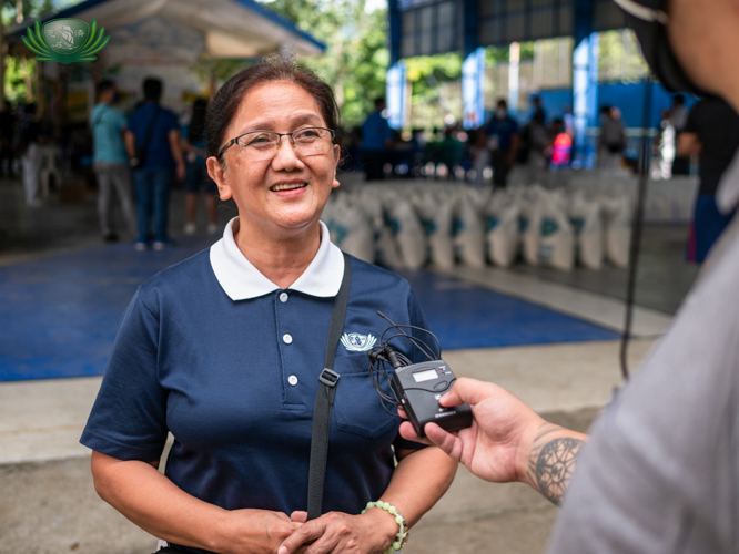 Volunteer Siony de Guzman hopes that Tzu Chi beneficiaries remember and apply the teachings of Master Cheng Yen in their lives. “The rice and groceries won’t last forever, but the lessons from Tzu Chi they can keep and carry for the rest of their lives.” 【Photo by Daniel Lazar】
