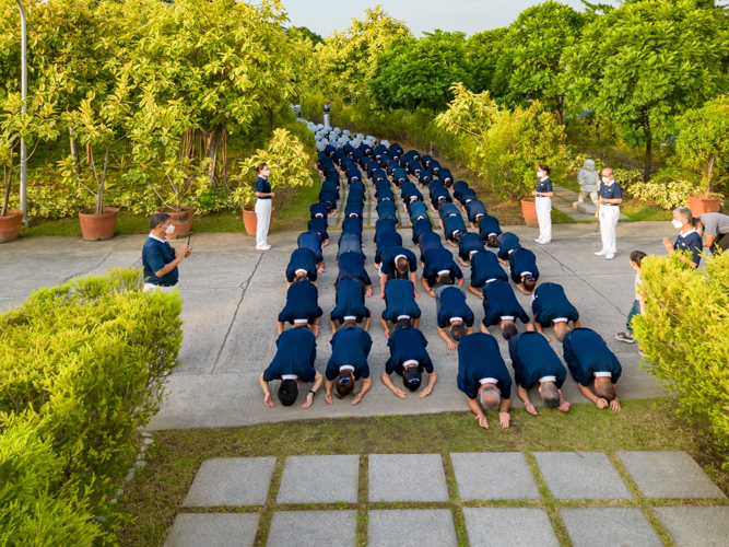 Commissioners prostrate before the main entrance of the Jing Si Abode. 【Photo by Daniel Lazar】
