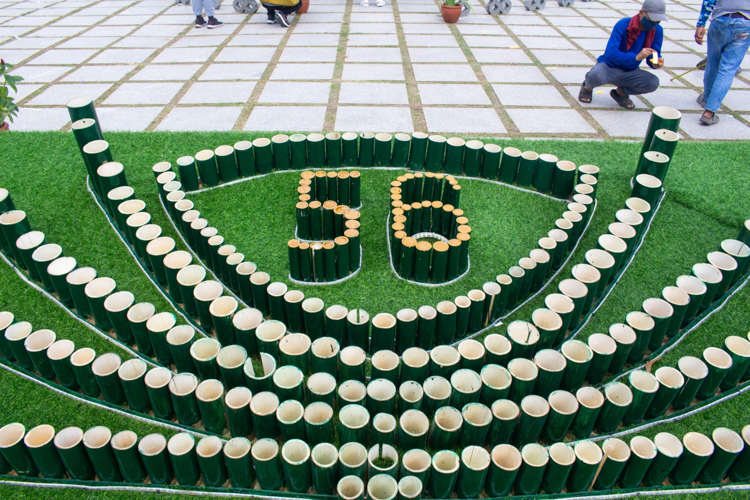 Painted green, bamboo stalks were organized to form the number 56, in honor of Tzu Chi’s 56 years in existence worldwide. 【Photo by Mavi Saldonido】