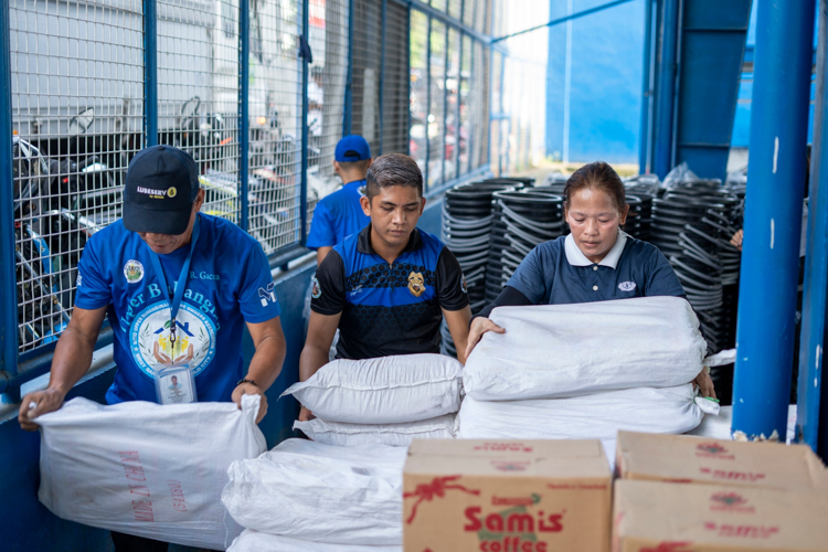 To provide relief to over 1,000 beneficiaries in Barangays San Jose and Mambungan, Antipolo, distributions were set up in three areas and at different times. Tzu Chi volunteers unload relief items from the trucks.