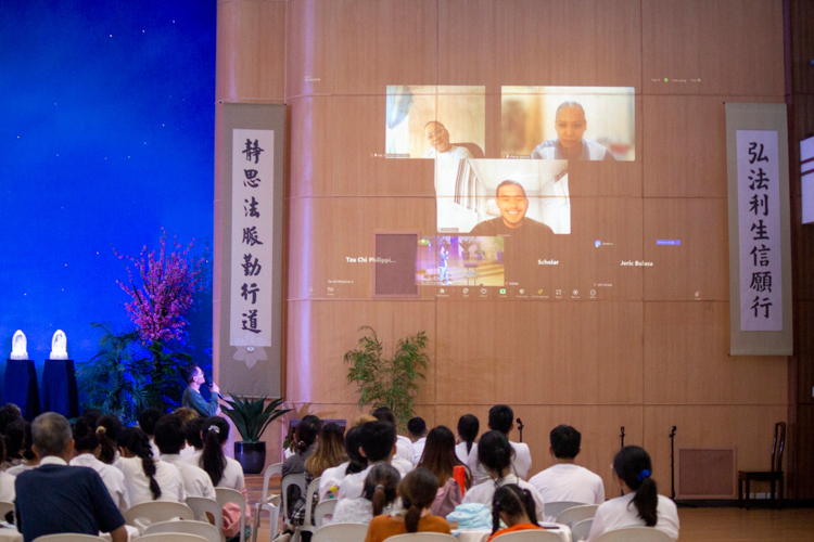 Tzu Chi scholar alumni from the US, Germany, London, and other parts of the world participate in the alumni homecoming via Zoom. 