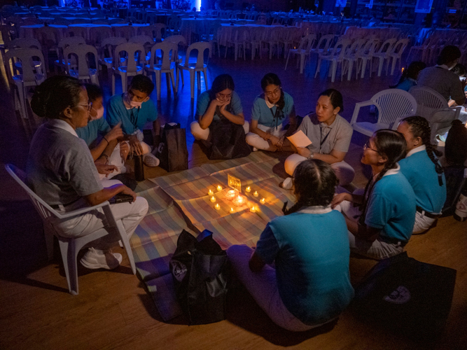 June 28’s “Starry, Starry Night” had scholars sitting on the floor in a candlelit setting and sharing stories of how a Tzu Chi scholarship changed their lives. 