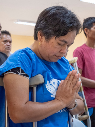 Before the turnover of prosthesis at Tzu Chi’s Jaipur Foot Camp on May 16, Arlyn Segarra joins volunteers and fellow beneficiaries in prayer.