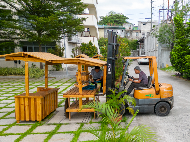 Fiesta Verde’s food carts are bulky and it took a forklift operated by Tzu Chi maintenance man Charlie Centes to transport these carts and set them up one by one at the BTCC plaza. 