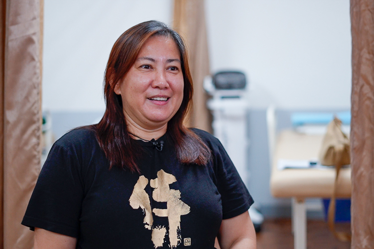Diagnosed with herniated nucleus pulposus or multiple herniated disks that make standing and sitting painful, Minnivetch Reyes turned to Tzu Chi when she needed more physical therapy sessions but didn’t have the means to pay for them. “I know Tzu Chi to be very generous and compassionate to the poorest of the poor, those in need. I’m impressed. I’m grateful to the Tzu Chi Foundation. Imagine feeding patients waiting for their turn. I’m amazed. You won’t experience that in any other organization,” she says. 【Photo by Harold Alzaga】