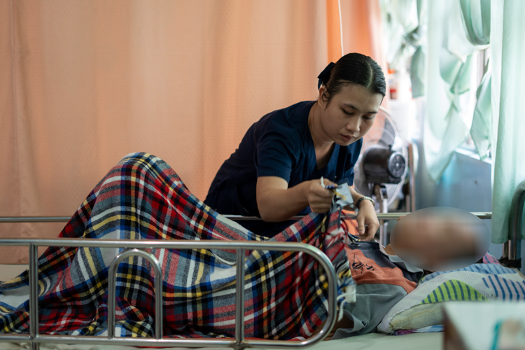 Mary Grace Olleta, a 34-year-old intern and Tzu Chi’s current caregiving scholar, is dedicated to loving and taking good care of her patients.