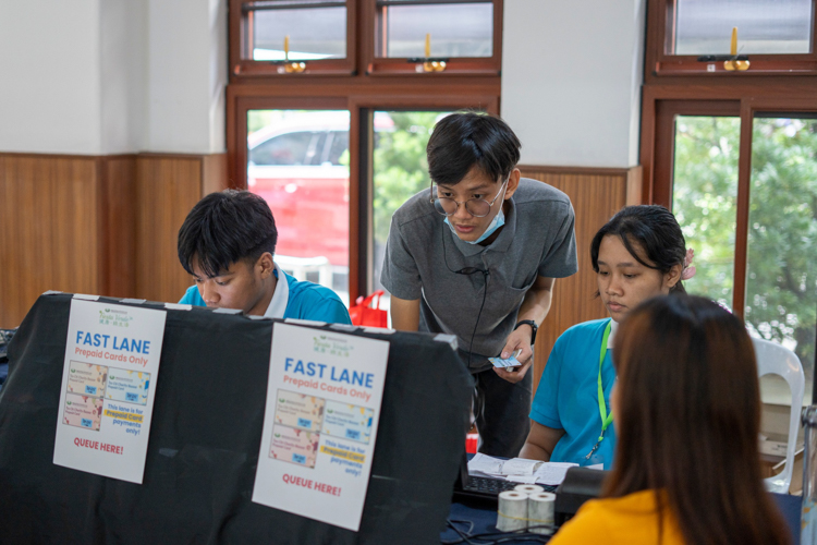 A former Tzu Chi scholar, Gene de los Santos is now Tzu Chi’s IT expert. For Fiesta Verde 2024, he helped position numerous payment areas for shoppers’ convenience. 