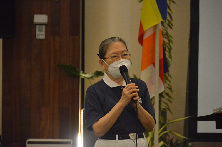 Senior volunteer Aurelia Yap presents Tzu Chi Cebu’s humanitarian footprints in the province. 【Photo by Divina Villacrusis】