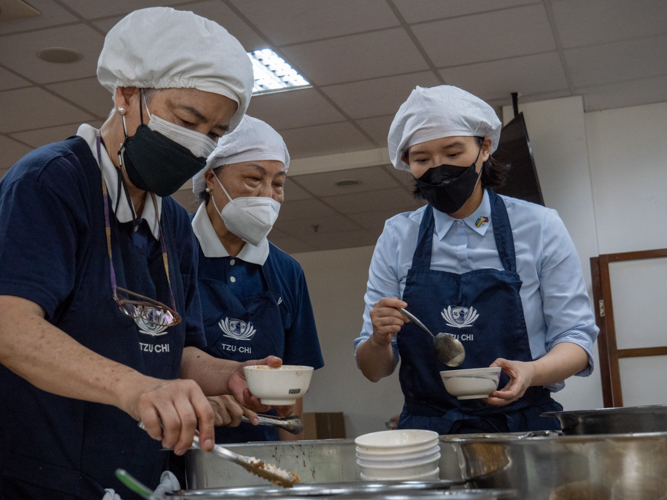 With Tzu Chi volunteers, filling small bowls with rice and other vegetarian ingredients.【Photo by Jeaneal Dando】
