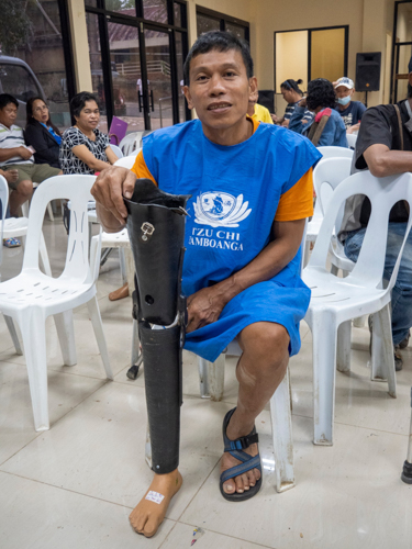 Rodello Garillo receives his prosthesis at Tzu Chi’s Jaipur Foot Camp on May 16 at the executive function hall of the capitol compound of Pagadian City, Zamboanga del Sur. 