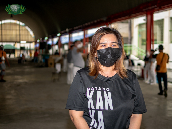 Genevive Lyn Pineda, community relation office coordinator, has volunteered in a number of Tzu Chi relief operations—from medical missions, to fire relief, and now pandemic relief distributions for public utility drivers. 【Photo by Daniel Lazar】