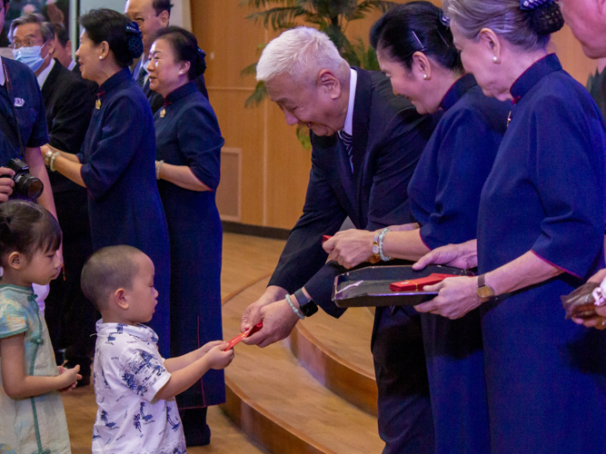 Tzu Chi Philippines CEO Henry Yuñez leads commissioners in the distribution of ampao containing commemorative coins from Dharma Master Cheng Yen.