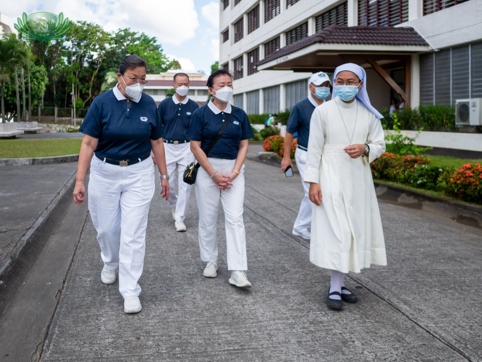 A Sisters of Mary nun gives Tzu Chi volunteers the guided tour around the Girlstown compound.【Photo by Daniel Lazar】