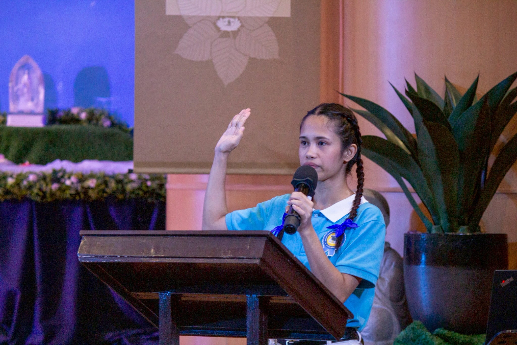 Camp Head Heart Baquilar leads scholars in a Scholars’ Pledge. 