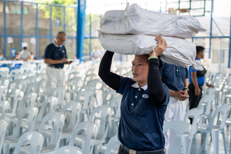 To provide relief to over 1,000 beneficiaries in Barangays San Jose and Mambungan, Antipolo, distributions were set up in three areas and at different times. Tzu Chi volunteers unload relief items from the trucks.