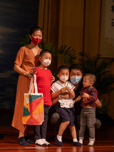 Family bonding time at the grand launch of Tzu Chi Great Love Preschool Philippines【Photo by Jeaneal Dando】