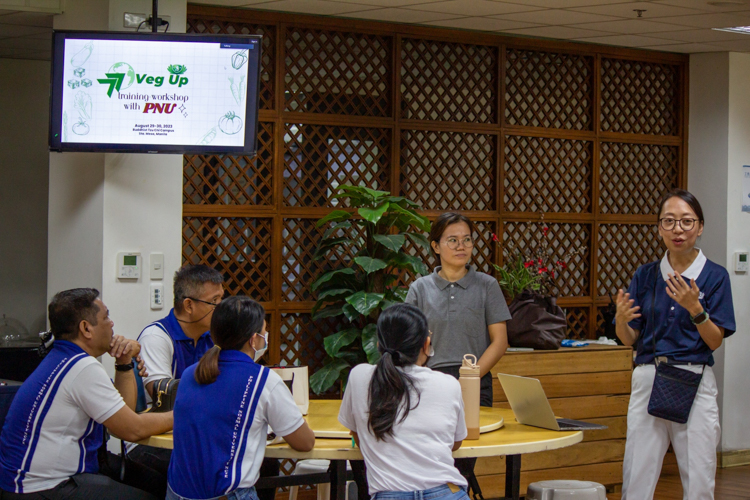 From the Office of the CEO, volunteer Peggy Sy-Jiang (far right) addresses participants of the Philippine Normal University before the start of the “Veg Up” training workshop. 【Photo by Marella Saldonido】