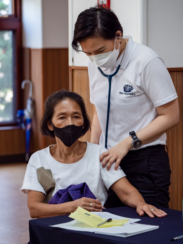 Assigned to the general medicine section, Dr. Bea Ang performs a checkup on a patient.【Photo by Daniel Lazar】