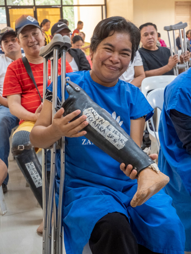 Homemaker Arlyn Segarra proudly shows her prosthesis during Tzu Chi’s Jaipur Foot Camp on May 16 at the executive function hall of the capitol compound of Pagadian City, Zamboanga del Sur.