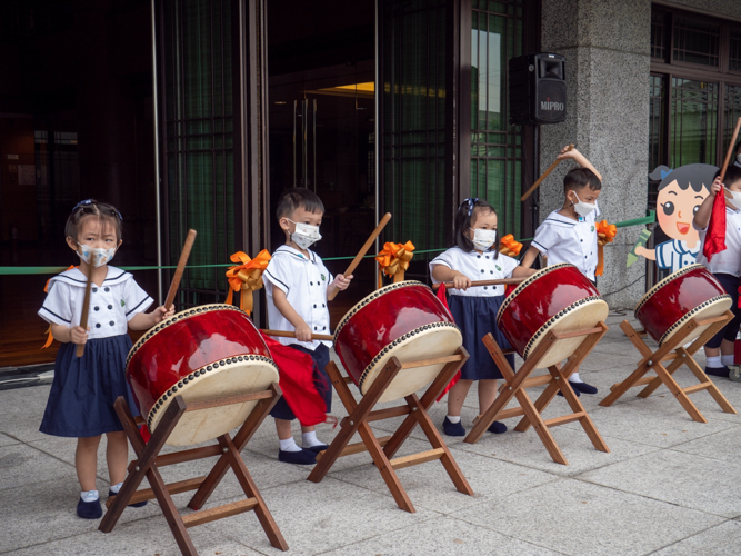 Select students play the drums before their parents and Tzu Chi volunteers. 【Photo by Jeaneal Dando】