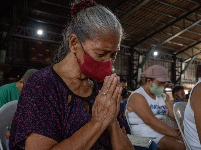 Feeling consoled, Elizabeth Tagalog couldn’t help but cry. “I pray that we can start over. I hope we’d have healthy bodies and that we can survive every day,” says the 72-year-old widow. 【Photo by Jeaneal Dando】