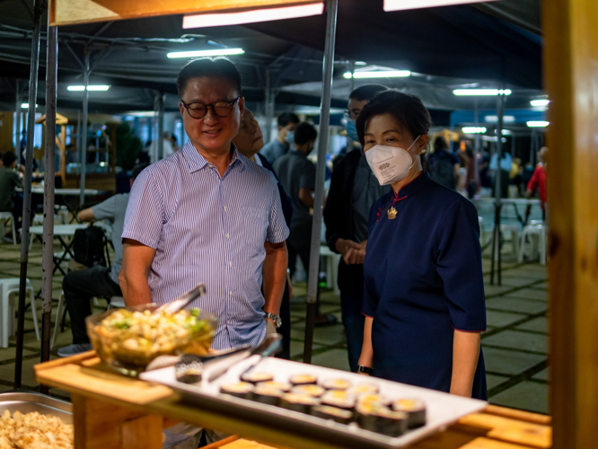 Eric Ngan (left), donor from Mitsukoshi Motors Philippines graces the dinner party. 【Photo by Daniel Lazar】