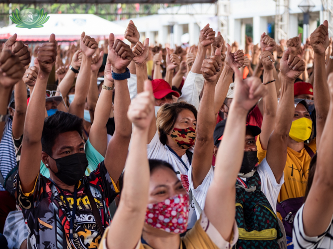 Beneficiaries give their two thumbs up. 【Photo by Daniel Lazar】
