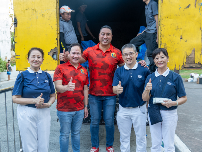 Flanked by San Juan City Vice Mayor Angelo Agcaoili (second from left) and Tzu Chi volunteers, San Juan City Mayor Francis Zamora has known the Tzu Chi Foundation since he was a councilor in 2007. 【Photo by Marella Saldonido】