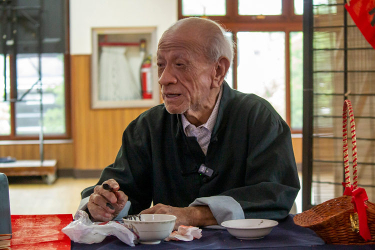 Nearly 80, Chua Hu Hua began painting Chinese characters in elementary by copying what he saw in books. Since 1967, the self-taught calligrapher has been a regular of Chinese New Year events in local temples and malls, as well as international exhibitions. 