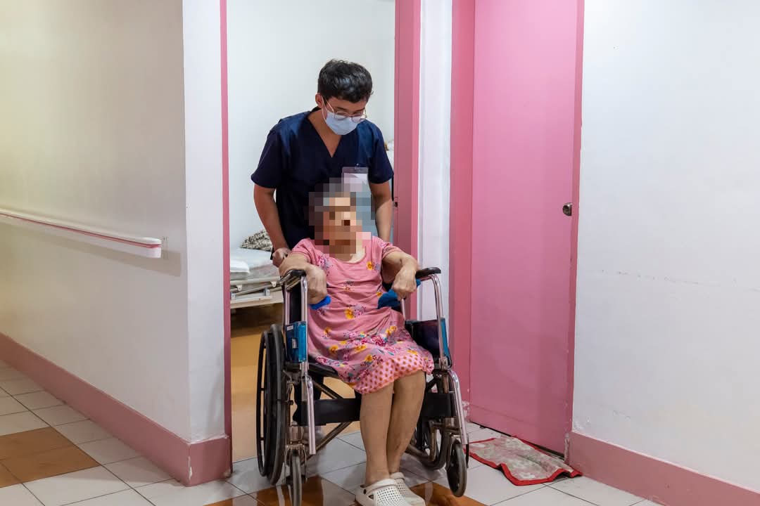 On-the-job training at La Verna Aged Care Institute Inc. allowed James Llenos and other Tzu Chi scholars to apply their knowledge and skills on actual patients.