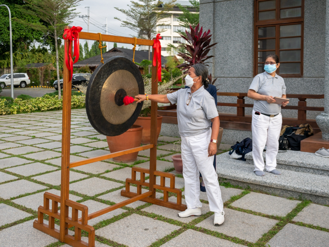 In the ongoing pandemic, good health is wished by many who strike the gong. 【Photo by Daniel Lazar】