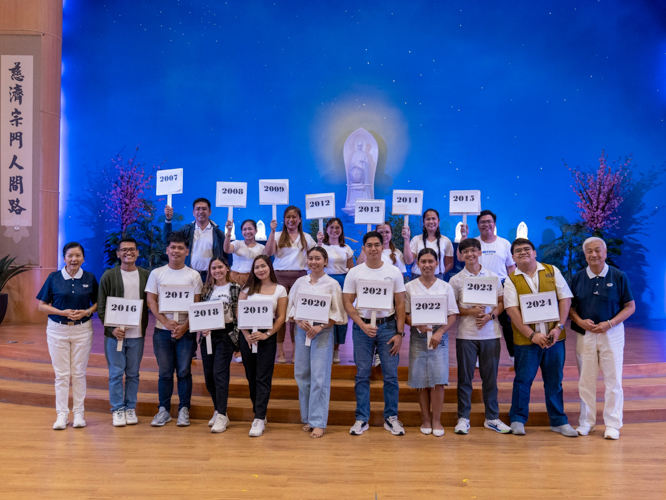 Tzu Chi Education Committee Head Rosa So (front row, first from left) and Tzu Chi Philippines CEO Henry Yuñez (front row, first from right) pose with batch representatives at the Tzu Chi Scholars’ Alumni Homecoming. 