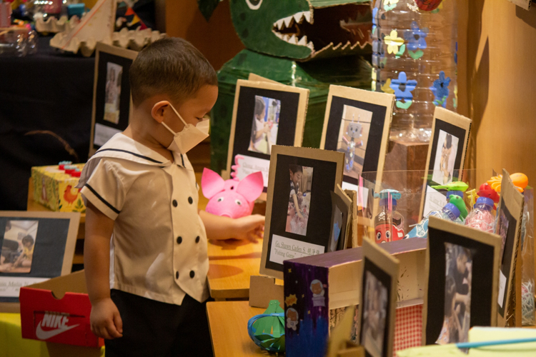 A Nursery student looks over artwork at the gallery. 【Photo by Marella Saldonido】