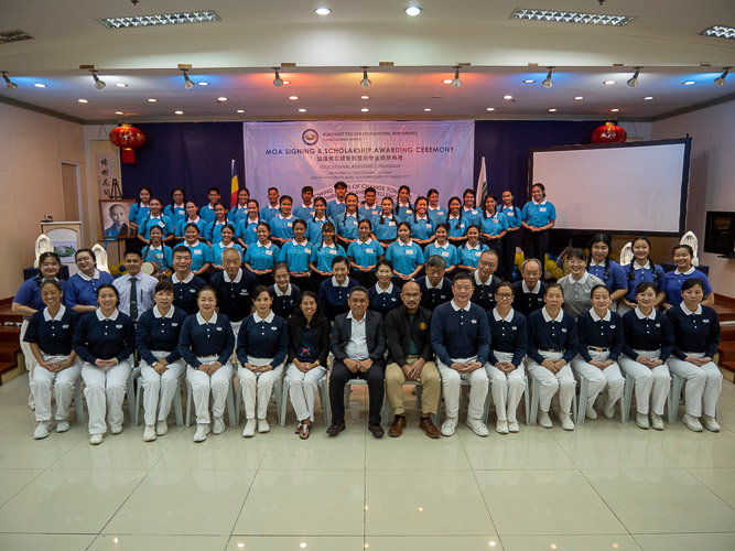 Tzu Chi Philippines launched its college scholarship program on November 19 in Davao City, welcoming 35 pioneer scholars from the University of Southeastern Philippines (USeP). 【Photo by Matt Serrano】