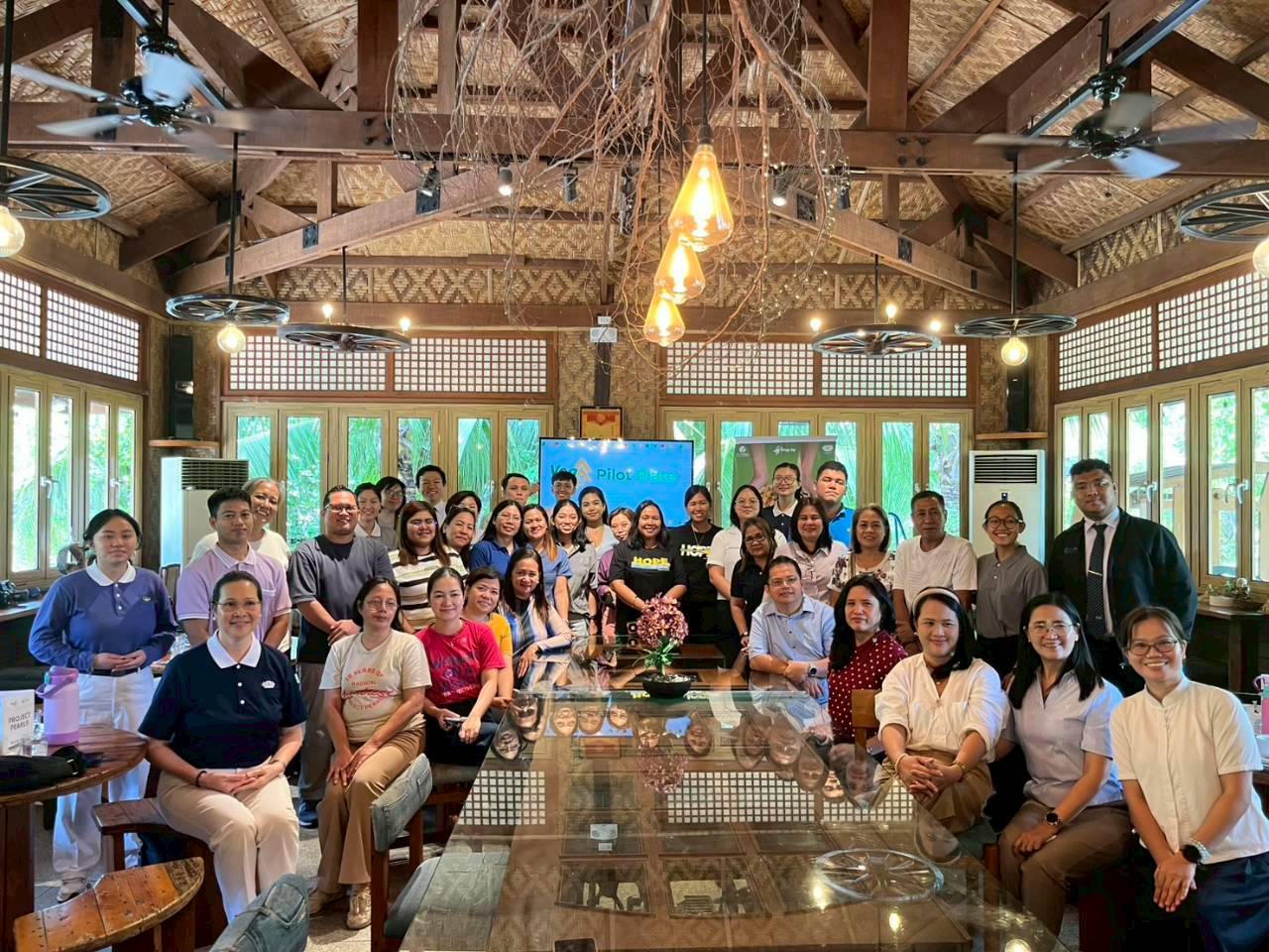 After a filling lunch and insightful feedback, “Veg Up!” guests gather for a group photo with Tzu Chi volunteers and organizers of the pilot plate tasting event.