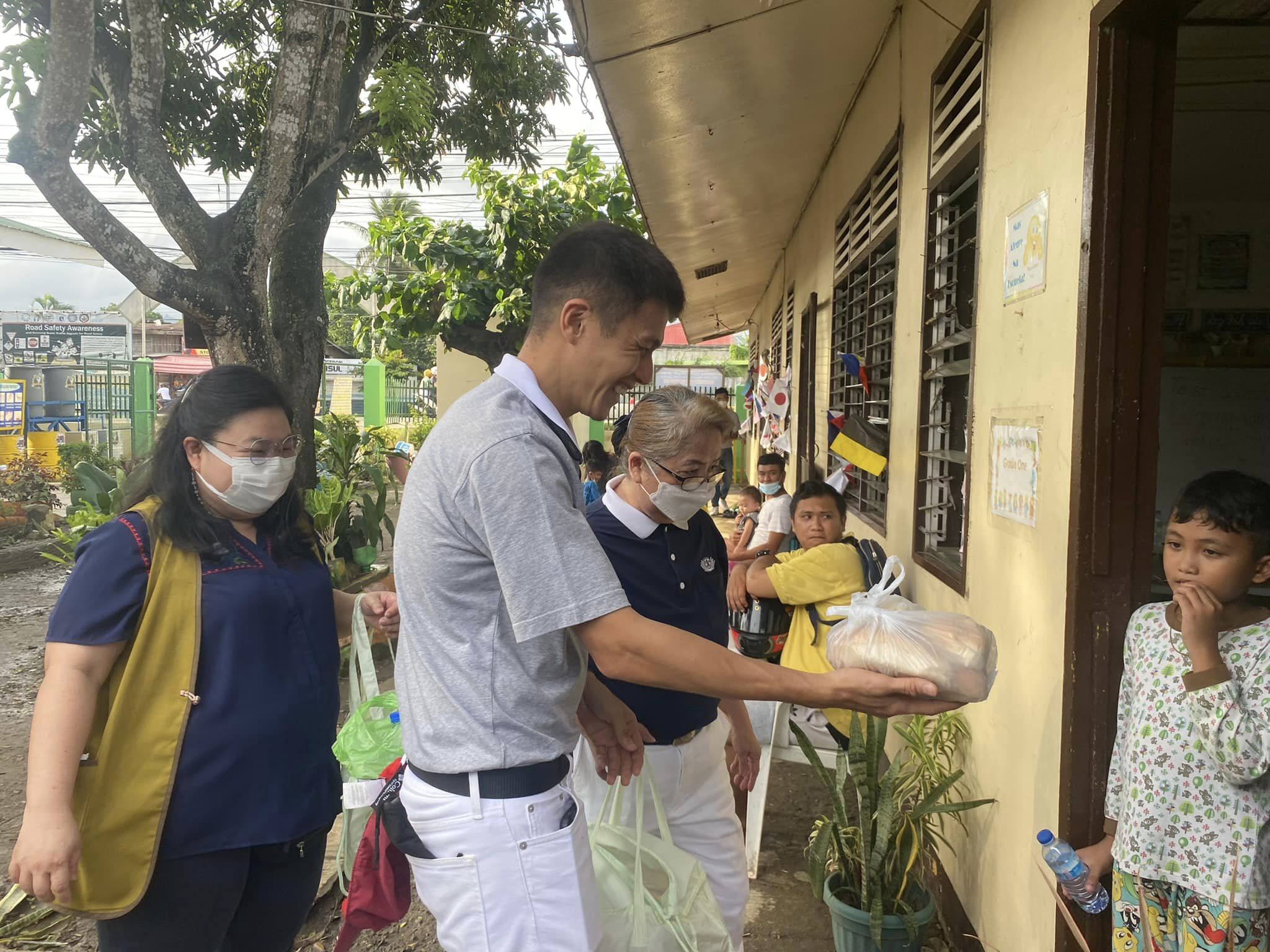 Zamboanga volunteers distribute relief packs to evacuees in Divisoria Elementary School.
